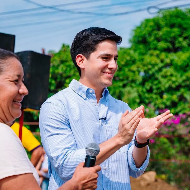 johnnyteranb's tweet photo. Junto a las familias de La Macarena mantuvimos un conversatorio para escuchar sus necesidades y conocer de cerca las principales inquietudes de la comunidad.

Estos espacios nos permiten dialogar, compartir ideas y seguir trabajando junto a nuestra gente. https://t.co/Ycl0eKuUyE