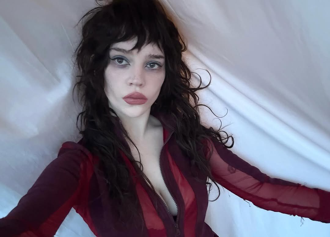09q2u0a's tweet photo. Sophie always was alternative. In style, music, films. Also in her bedroom life, which meant she liked... the taboo. 

She loved getting her brains fucked out and getting put in her place. Pinned to the bed by a strong man as he drove into her, losing all agency. Perfect cum dump https://t.co/yXnh5PtPOw