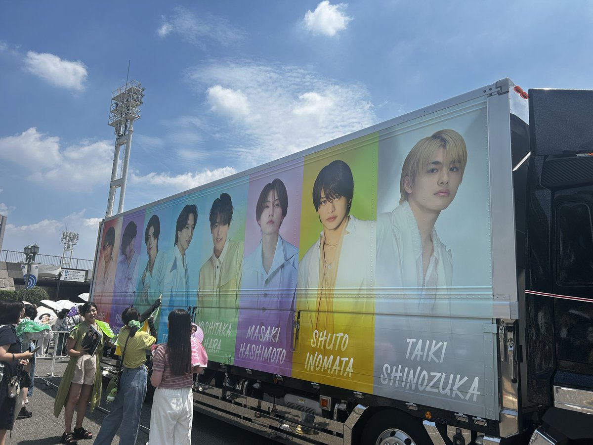 jyo070110's tweet photo. まさかの同じエリアにtimeleszがいたので、思わず写真撮ってきた！個人ののぼり、オリメンしか撮らなかったけど上手く撮れた✌️

でも今日のメインはマジレンジャーです🪄

#timelesz https://t.co/vrEqSLXWyC