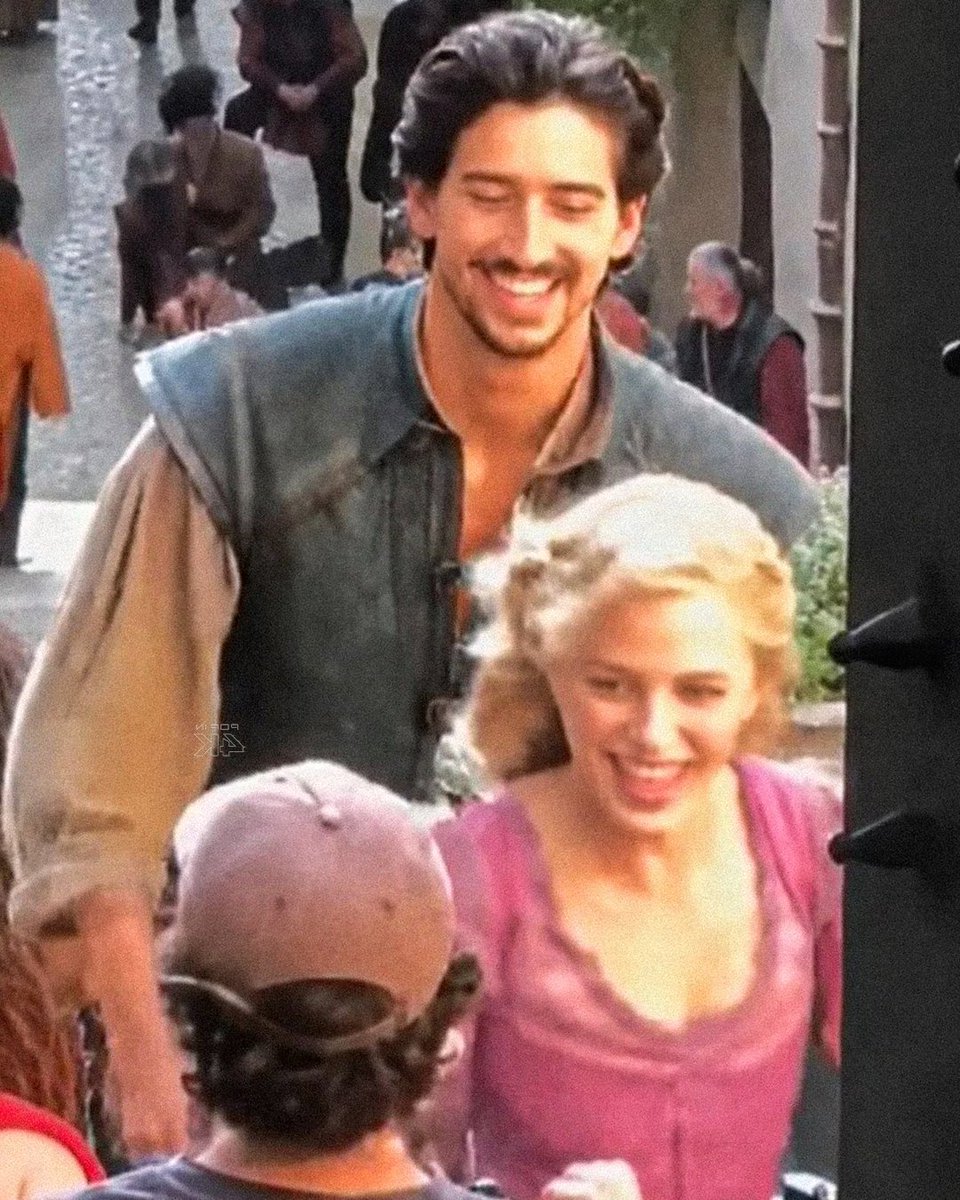 BoinkBuzz's tweet photo. 🚨 𝗡𝗘𝗪! - Set Leaks from The Live Action Disney Movie "TANGLED"

• Teagan Croft as Rapunzel with Milo Manheim’s Flynn Rider (Eugene)

• Kathryn Kahn as Mother Gothel in full costume https://t.co/zWvltSYJh9