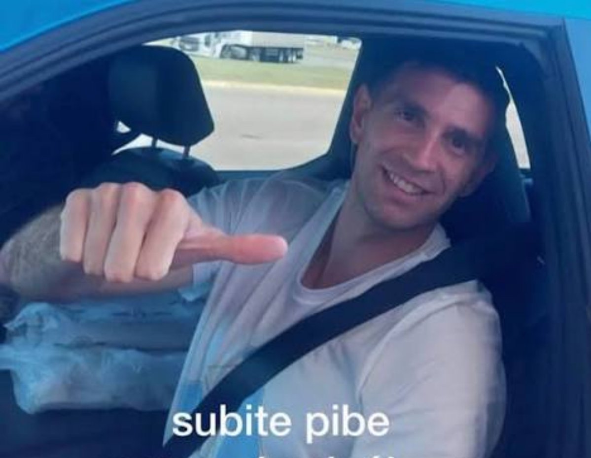 il0v3tay13's tweet photo. La boluda de augustine cuando vio a James en la calle https://t.co/XvSmrFnLxd
