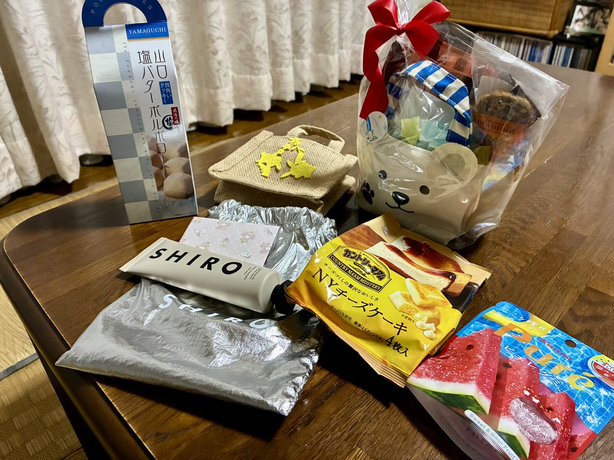 hm045049's tweet photo. 来週から職場が異動になります。
事前の打診とかいっさいなく、先週の金曜日にいきなり言われて、１週間で異動なのは本当に鬼畜だとおもう。
ただの異動なのに、一緒に働いた方々からいろいろいただいて、みんなからも温かい言葉をもらい、幸せものだなと感じてます(^^) https://t.co/nmyVR7b8i8