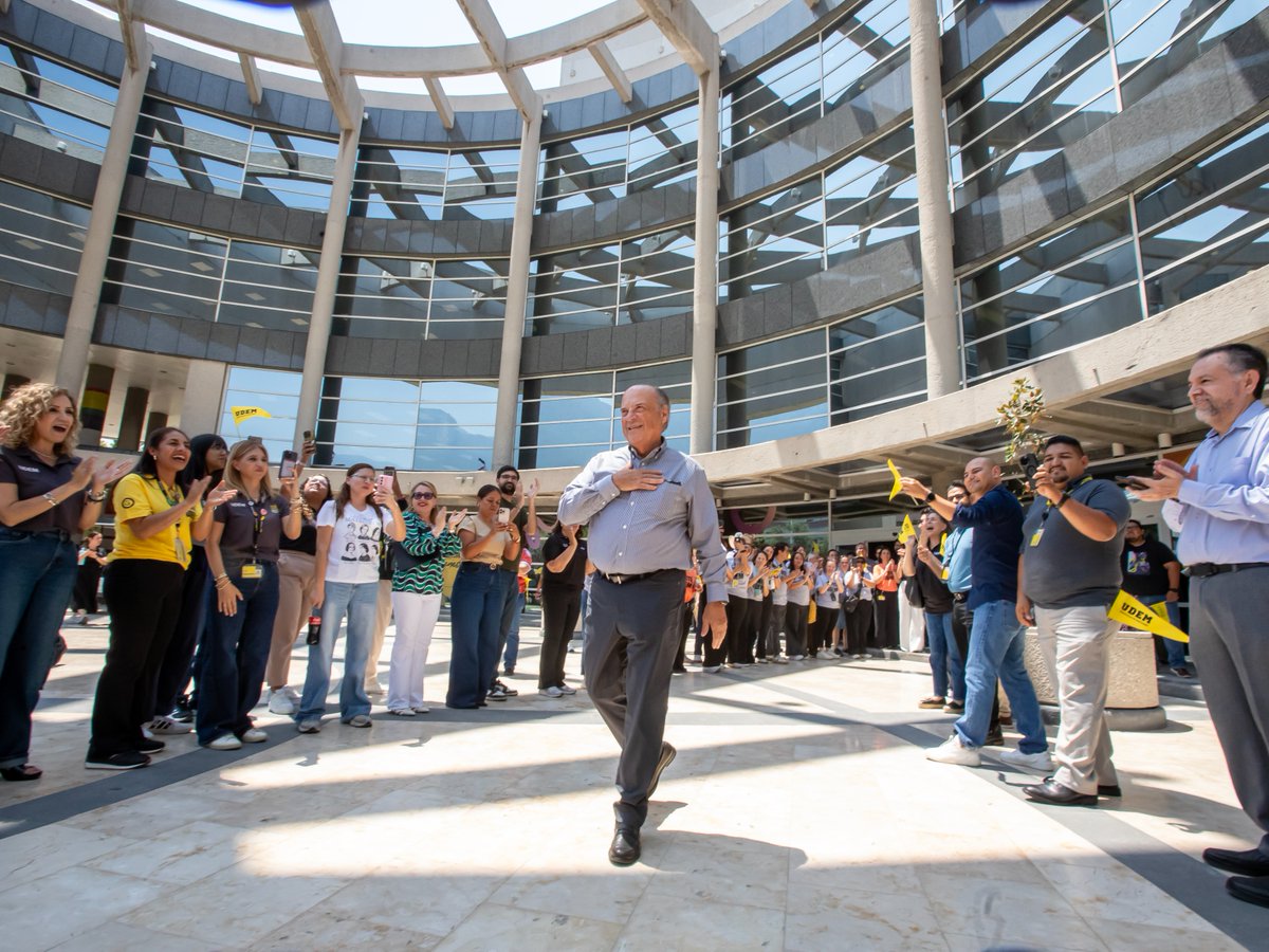 udem's tweet photo. Así despedimos a Mario Páez González, quien concluye una etapa de siete años como Rector de la UDEM 💛

Gracias por estos años impulsando nuestra visión institucional y por dejar una huella en cada persona que forma parte de esta comunidad.

La UDEM siempre será tu casa. ✨ https://t.co/tn6Exut7uG