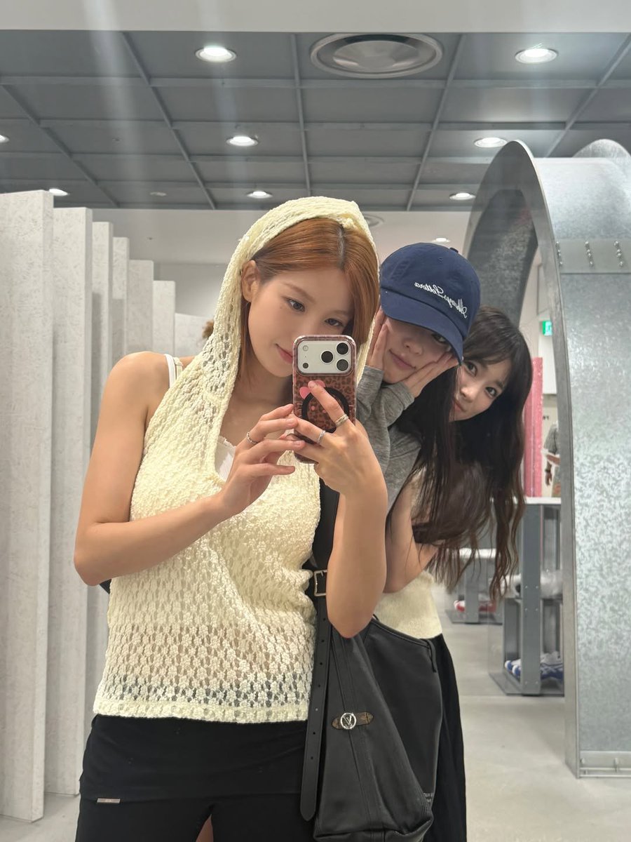 moeunah tweet picture