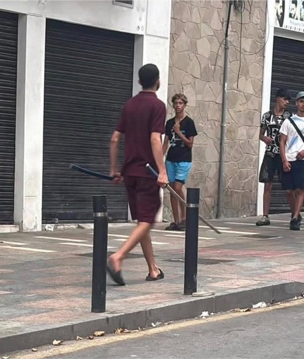 Albertouttj's tweet photo. @ryven1A7 @GoonrayK @JesseKNL Vale y eso que tiene que ver con las consecuencias?? Tenemos que defendernos y los militares tienen que abrir fuego. Hay gente con cuchillos y catanas. Echale la culpa al gobierno de Marruecos pero no vamos a dejar que los ceutíes sean asesinados https://t.co/fuMbaU19UY