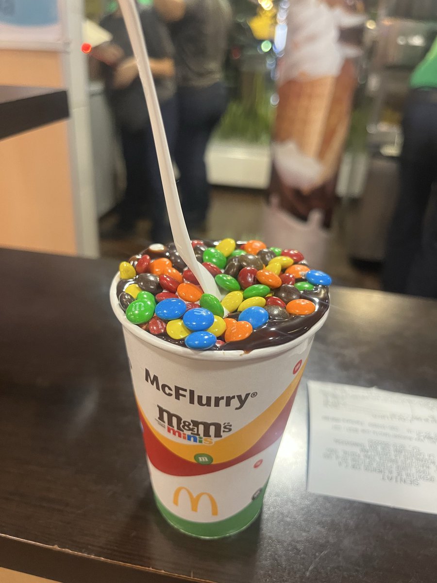 BorisGonzalez's tweet photo. Normalicemos que las campañas de helados de McDonald’s no están relacionados anuncios apocalípticos, simplemente es que nos pasan muchas cosas y ya https://t.co/fWt0JHzckH