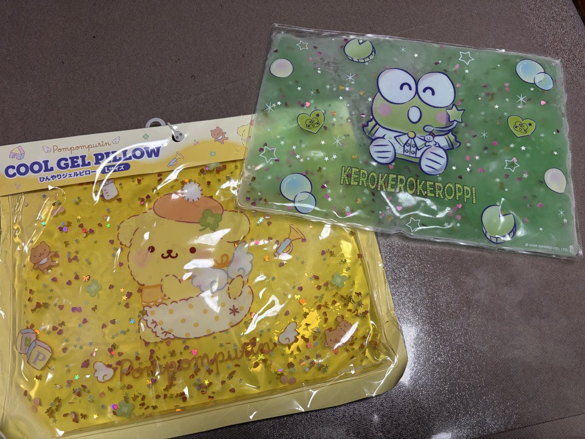 heart_jinro's tweet photo. 7月のベストバイ＝ひんや��ジェルピロー🧊

サンリオ けろっぴ🐸＆プリンちゃん🍮 ハートや星のきらきらラメが涼しげ。薄めで柔らかく、タオル地の枕カバーに入れれば、ひんやり感とフィット感は完璧。

暑がりで寝付きの悪い下の子がスッと入眠してくれるようになった！
寝苦しい夏の夜の心強いお供🌟 https://t.co/0X36vntCoA