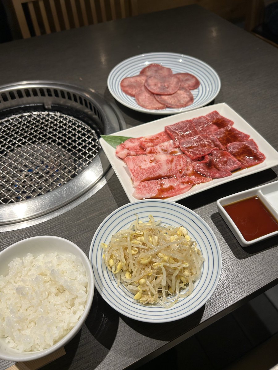 rumirumix's tweet photo. 今日は土曜だから､ランチセットとかはないのかー。
もやしナムルとタン塩､カルビ､ロース､ご飯小を頼んだけど､頼みすぎたか？ https://t.co/msyPVtcbpj