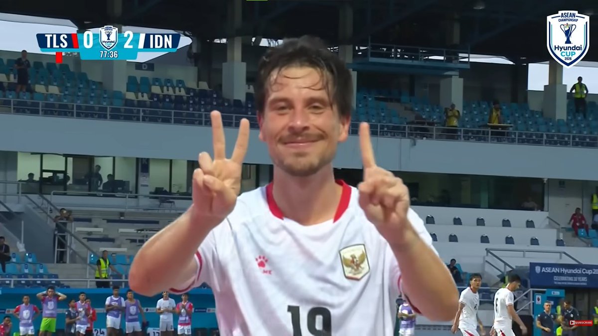 hamsterhell's tweet photo. selebrasi thom haye ini artinya LOVe, dibaca dari kanan ke kiri, kepalanya jadi huruf O, abis itu nepok lambang garuda, jadi artinya "thom haye cinta indonesia" wkwkwk (analisa sotoy) #Timnasmenang https://t.co/iqzLwLwMJZ