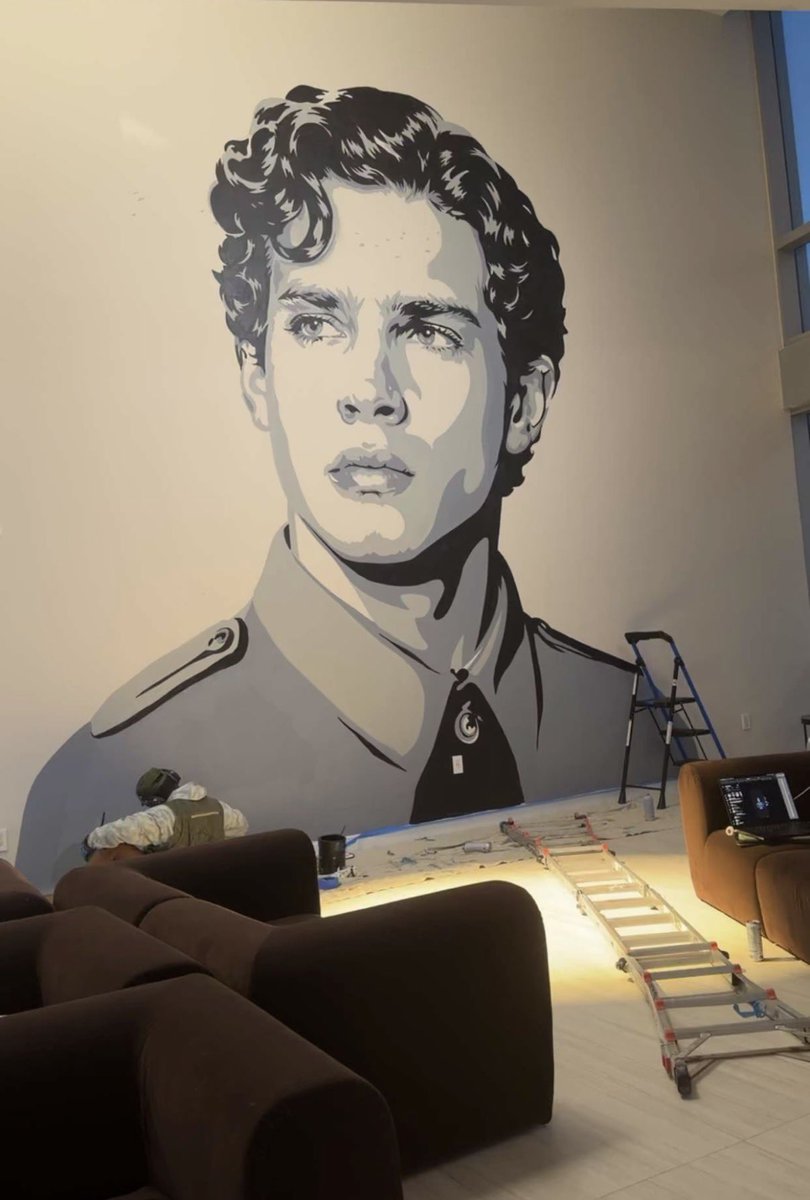 Kick_Champ's tweet photo. Clavicular has officially lost his mind, getting a massive mural of himself painted inside his penthouse 😭 https://t.co/C8yiUcWaOc
