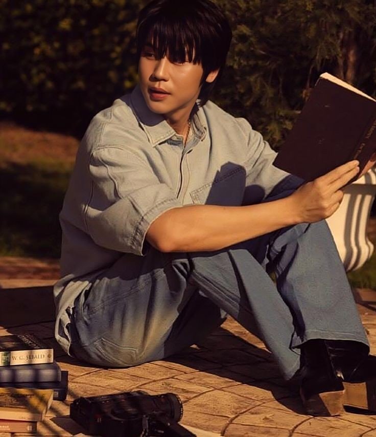 Rouxna5's tweet photo. Good morning Saturday, hello August.Starting the day with a walk in the park. It's a little cooler today,nice weather to listen to music,bake a cake,visit a friend or just to read a book.Whatever you do, enjoy it in your own way, and make the most of your day.🩷🌸 

#BounPrem https://t.co/sLEwDXmxBR