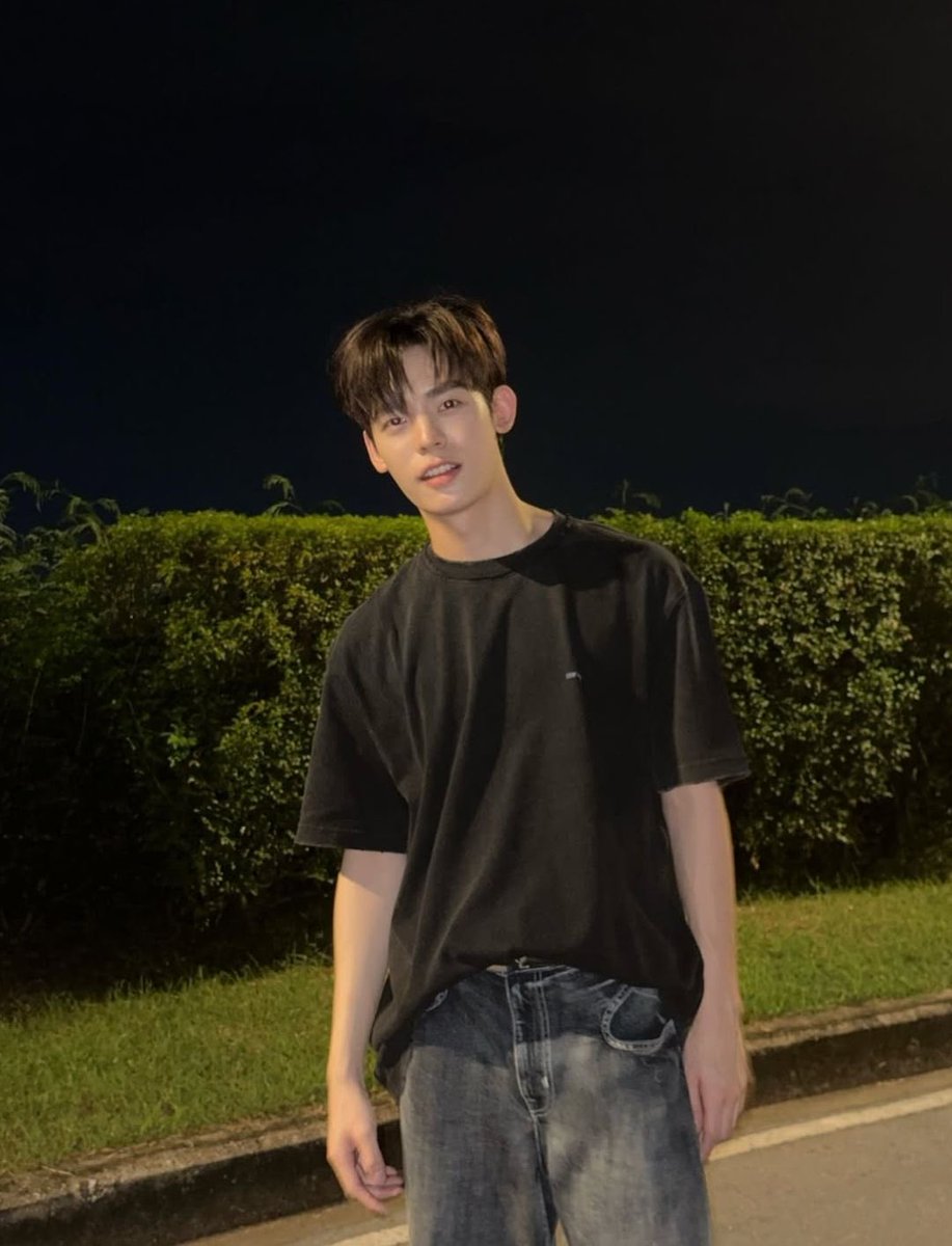 ilypippor's tweet photo. ไม่เห็นมีใครเตือนเลยว่าป๋อเสื้อดำก็อันตราย https://t.co/O2hRguORqs