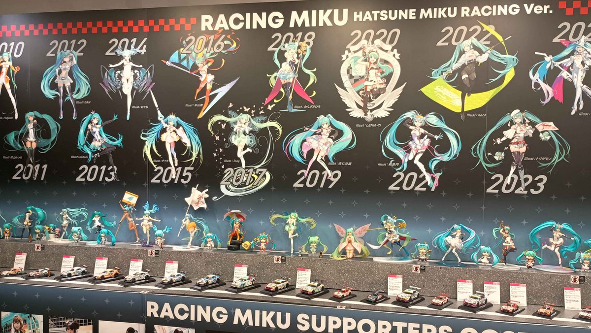 vocaloconnect's tweet photo. 中の人レポ(J)🏁

アキバCOギャラリーにて、Goodsmile Racing 2026 Season Pop Up Storeに行ってきました！

様々なグッズや応援アイテムはもちろん、歴代レーシングミクのフィギュアやGT300車両のモデルカーなど、GSRのこれまでの歩みを感じられる展示が盛り沢山でした✨
8/23まで出展中です！ https://t.co/JTZMiQ447q