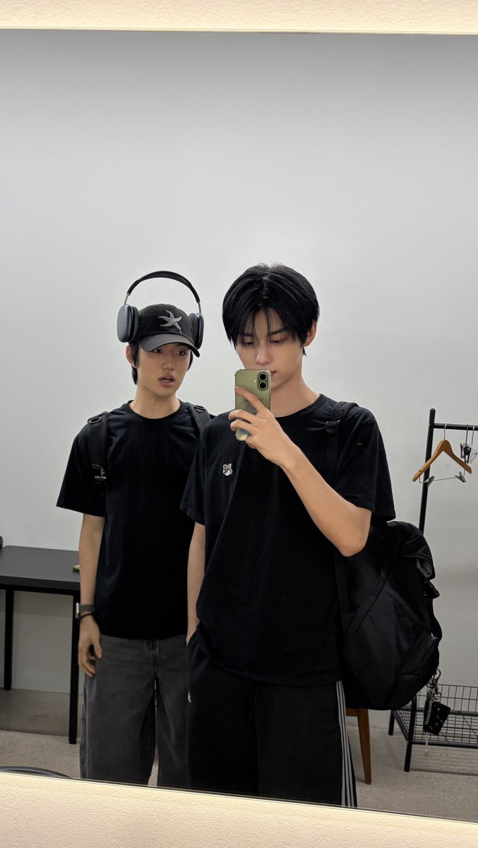 evnnebbl's tweet photo. 260801 🐺💬 12:18PM KST

🐺 [photo]
🐺 our jihoo
🐺 is really unique https://t.co/ZdUbGYs6N9