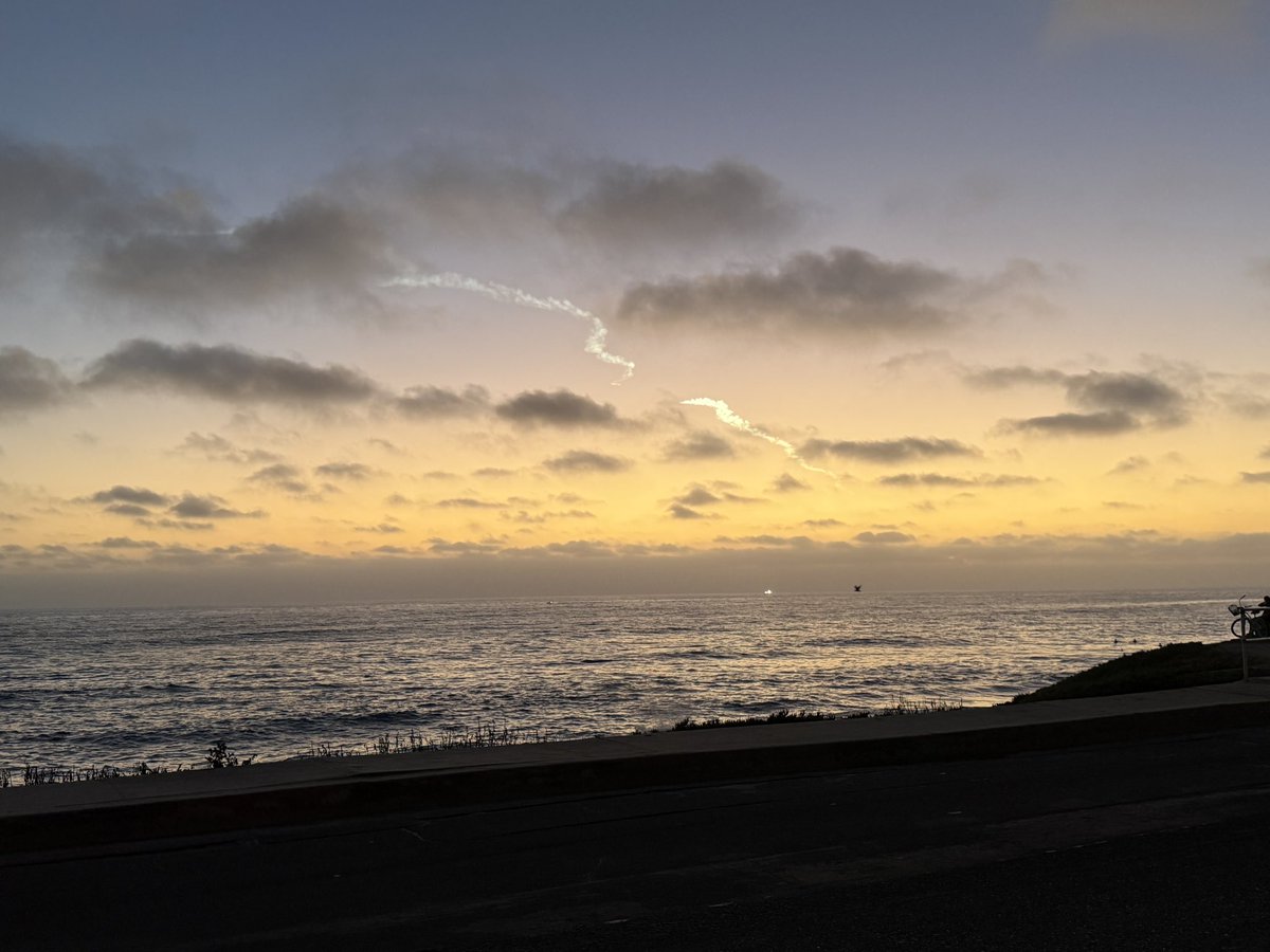 CWlajolla's tweet photo. SpaceX remnants over Windansea https://t.co/kMBTwjcMSn