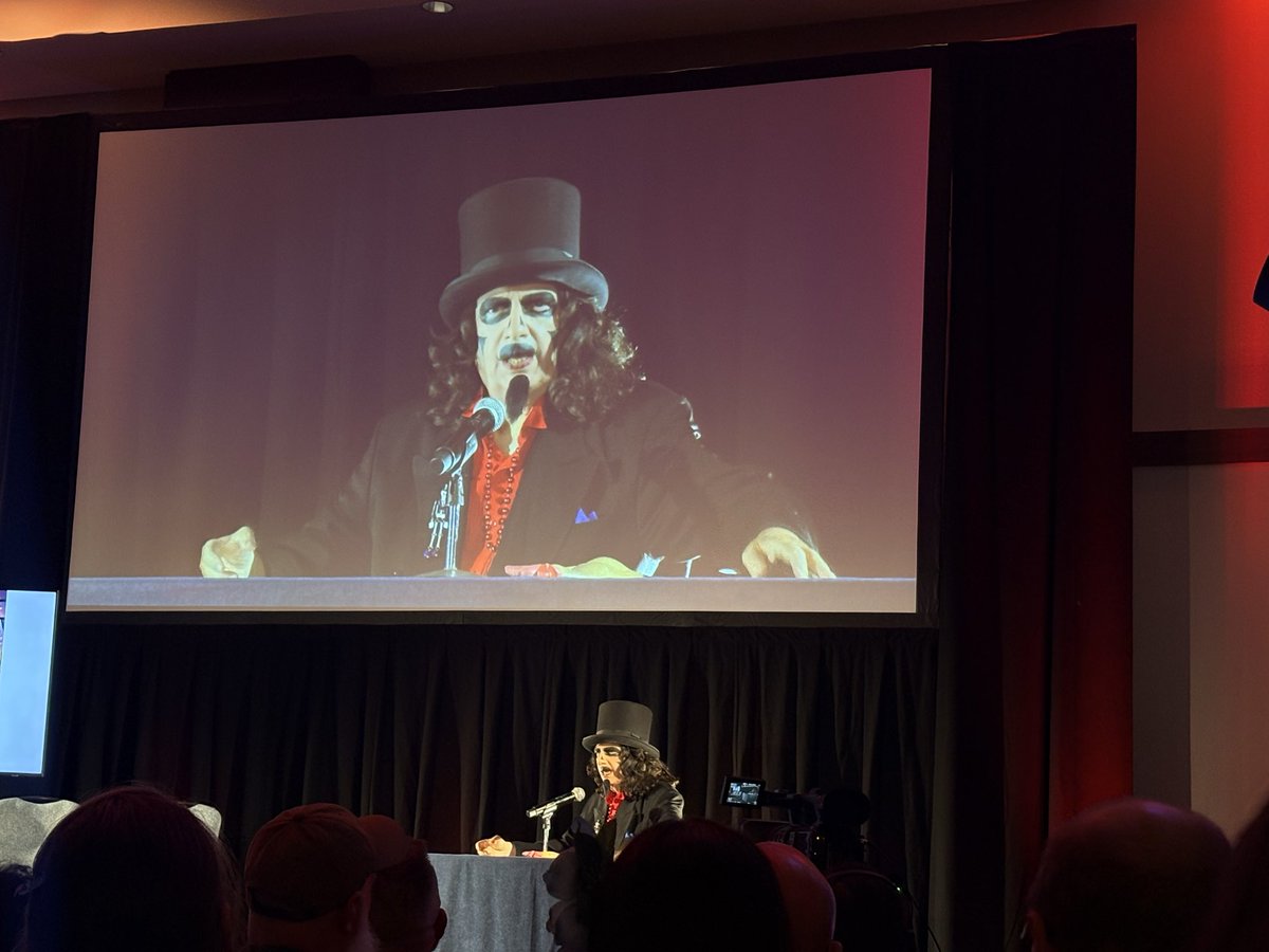 disgruntmonkey's tweet photo. Just got back from #FlashbackWeeken and @Svengoolie Live show. A great night of fun and hysterical stories from #Svengoolie, David Naughton and David Arquette. Thanks again for a wonderful evening. https://t.co/Vy68Es1q0m