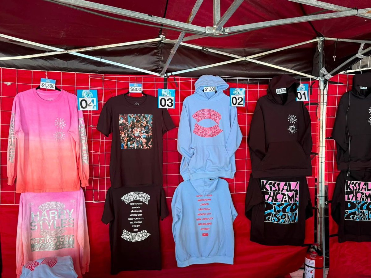 all_new_merch's tweet photo. Official Harry Styles merch from GNP Stadium in Mexico City is here! 🍉✨ Check out image for a peek at the exclusive tour tees & long-sleeves. 🪩🕺
#HarryStyles #TogetherTogetherMexicoCity #HarryStylesMerch #HSMX
Check the product via the link in bio. https://t.co/3kOouRAe3P