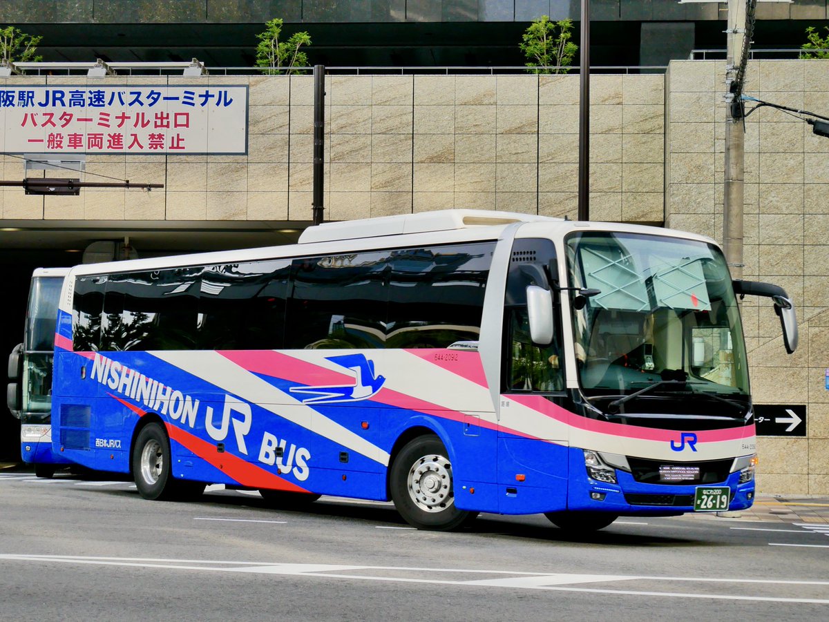 dc85hida's tweet photo. 西日本JRバスの一般車等
西日本JRバスのカラーリングは前から大胆でセンスが良いと勝手に思っています。 https://t.co/JCNubMMhbK