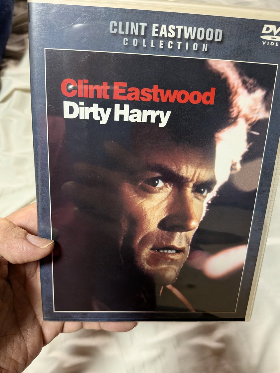 amuro0moon's tweet photo. 先日寝る前に
ダーティーハリー
DVDで観たんですけどね
画質は別段暗いシーン以外は
気にならないですけど
山田康雄さんの吹替で
観たくなるんですよね…
あと007シリーズも
今から吹替版揃えるのも…
日本の吹替文化って味わい深い
んですよねぇ〜特に昭和の作品
って https://t.co/D640cMyHfH