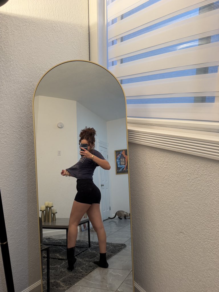 barvxxx's tweet photo. peso 61.3 y mido 1.64 y me siento super bien, esta gente transtornada con el peso queriendo hacerme creer que no soy delgada 

(btw yo quiero subir de peso aun) https://t.co/00qJo8gOLF