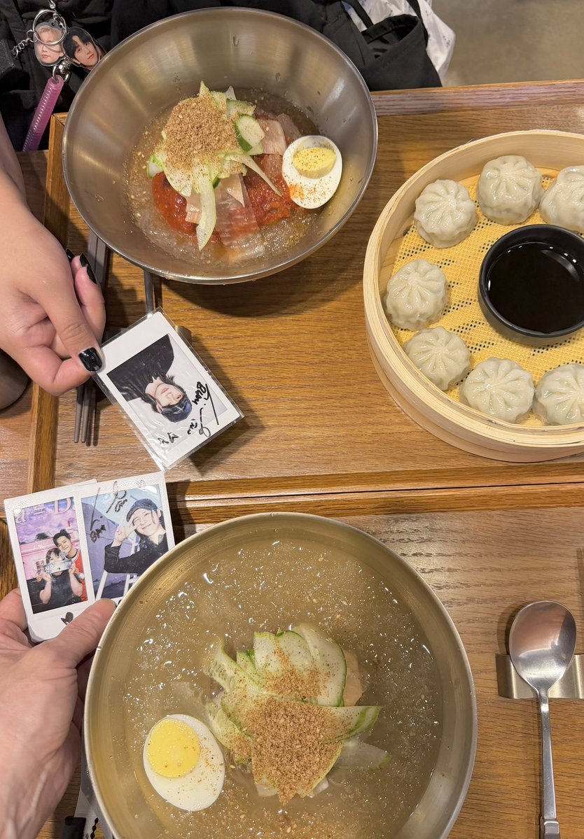 cnupuyo's tweet photo. We are having tasty 물냉면🍜 and dumplings 🥟 
おいしい〜🥰
오늘 콘서트도 화이팅❣️
@B1A4_CNU 

#바밥챙 https://t.co/YzdI0brjOj