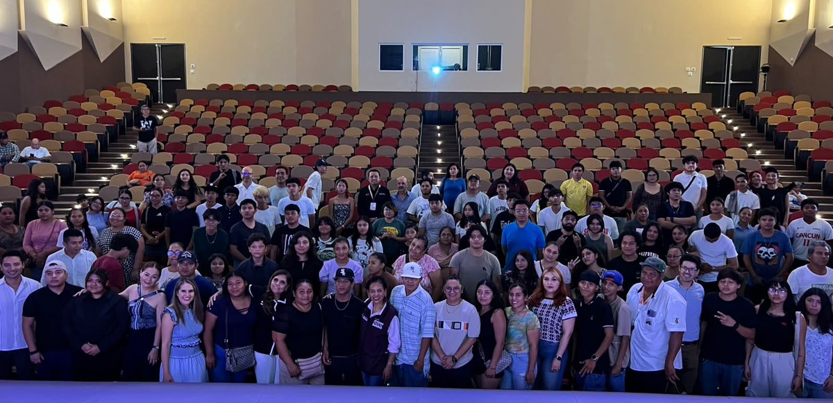 Bety_Olivares's tweet photo. Hoy nos reunimos por primera ocasión con jóvenes del bello municipio de Benito Juárez, #QuintanaRoo con quienes platicamos sobre el programa social Las y #LosJóvenesUnenAlBarrio

Seguimos construyendo comunidad de la mano de la juventud.

Nos acompañaron la Directora del DIF Estatal, Verónica Lezama, Directora Gral de Enlace Interinstitucional de SNDIF, Andrea Ordoñez, Encargada del Despacho Municipal de Benito Juárez, Landy Canche Pantoja, Directora Gral de Alimentación y Desarrollo del SNDIF, Uritzimar San Martin, Directora Gral del SDIF QROO, Abril Sabido, Subdirector de Capacitación y Vinculación interinstitucional del SNDIF, José Pérez, Director de Información Sociopolítica en Representación de SEGOB, Adolfo Pérez, Secretario Gral del H. Ayuntamiento de Benito Juárez, Pablo Gutierrez.

#HumanismoMexicano
#PrimeroLosPobres 🇲🇽❤️