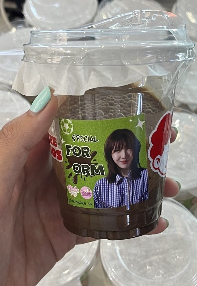 OrmKorn_HK's tweet photo. 🍫 𝗖𝗵𝟯 𝗚𝗶𝗿𝗹𝘀 𝗖𝘂𝗽 𝟮𝟬𝟮𝟲 ｜ 𝗜𝗰𝗲𝗱 𝗖𝗵𝗼𝗰𝗼𝗹𝗮𝘁𝗲 𝗦𝘂𝗽𝗽𝗼𝗿𝘁 𝗳𝗼𝗿 𝗲𝘃𝗲𝗿𝘆𝗼𝗻𝗲 🍫

Today is the day! For all the girls,please enjoy the signatures iced chocolate 💚🩷

𝑻𝒉𝒆 𝒔𝒑𝒆𝒄𝒊𝒂𝒍 𝒄𝒓𝒂𝒇𝒕 𝒄𝒉𝒐𝒄𝒐𝒍𝒂𝒕𝒆 𝒋𝒖𝒔𝒕 𝒇𝒐𝒓 𝑶𝒓𝒎 𝑶𝒓𝒎 🥰 they have place at separate box with different sticker 😆

Enjoy the treats, have fun, please don't get hurt! ❤️⚽️🏀

Sponsored by Sunday SL 🤟🏻

#GirlsCup2026 
#Ormkornnaphat #ออมกรณ์นภัส