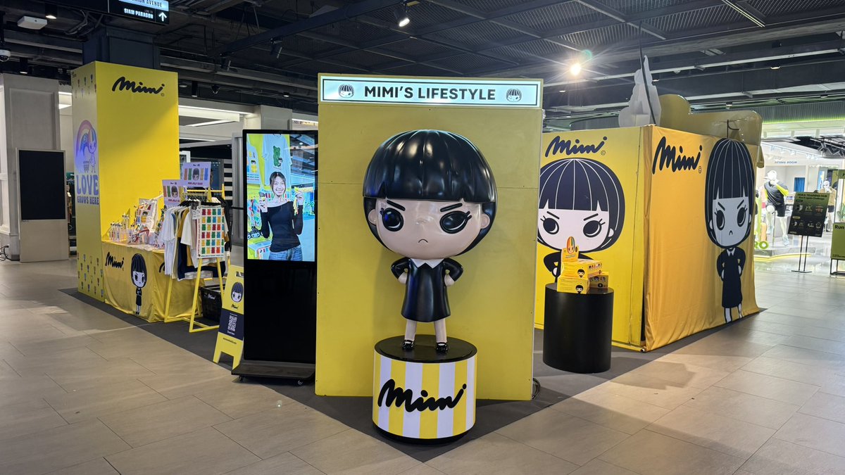 mimi_offcl's tweet photo. Mimi Pop-up Mart Siam Center พร้อมแล้วค่า🥳

เอฟซีน้อง #มีมี่ผมม้าหน้าบึ้ง ต้องไม่พลาด! ชวนทุกคนมาพบกับโลกของ Mimi พร้อมเลือกช้อปไอเทมสุดพิเศษ ถ่ายรูปกับมีมี่ และรับของขวัญเอ็กซ์คลูซีฟเฉพาะภายในงาน

เดือนสิงหาคมนี้ แวะมาทักทายมีมี่ที่ Siam Center กันนะ
ถึงหน้าจะนิ่ง แต่ดีใจทุกครั้งที่มีคนมาหา 💛

📍มาเจอกันได้ที่  Mimi Pop-up Mart
📍 Siam Center ชั้น G
📅 1–31 สิงหาคม 2569

#mimigirl #mimi #มีมี่ผมม้าหน้าบึ้ง #MimiPopUpMart