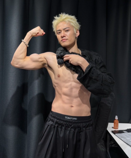 ytranking's tweet photo. コムドット・ひゅうがが鍛え上げた肉体美を披露

「これはかっこいい」とファン以外も称賛
ぷろたんも「これは大会出れる」と太鼓判

▼記事
https://t.co/TH8vYprXvm https://t.co/71AH1koOOG