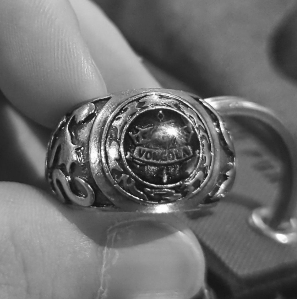 adhdasdptsd's tweet photo. 大空のボンゴレリングと雲のボンゴレリングを並べて結婚報告をしているツイートがTLに流れてきて、俺はそんな相手なんか当然おるわけもなく一人でボンゴレリングだ〜ｷｬｯｷｬって喜んでいる https://t.co/7AWPXYByTL