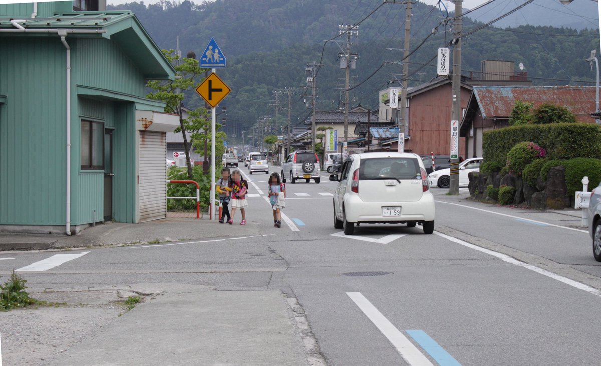 yusan4461's tweet photo. シニアカーは高齢者の買物、通院等の外出に欠かせない足。しかし、道路や歩道の段差、開口部などで立ち往生し、事故も起きています。切実な地域の願いを届けて、県道の拡幅、歩道・通学路の整備などを実現し、「広くなったと」喜ばれています。#日本共産党 の #荒尾ゆうじ は引き続き頑張ります！ https://t.co/VCr364JBbv