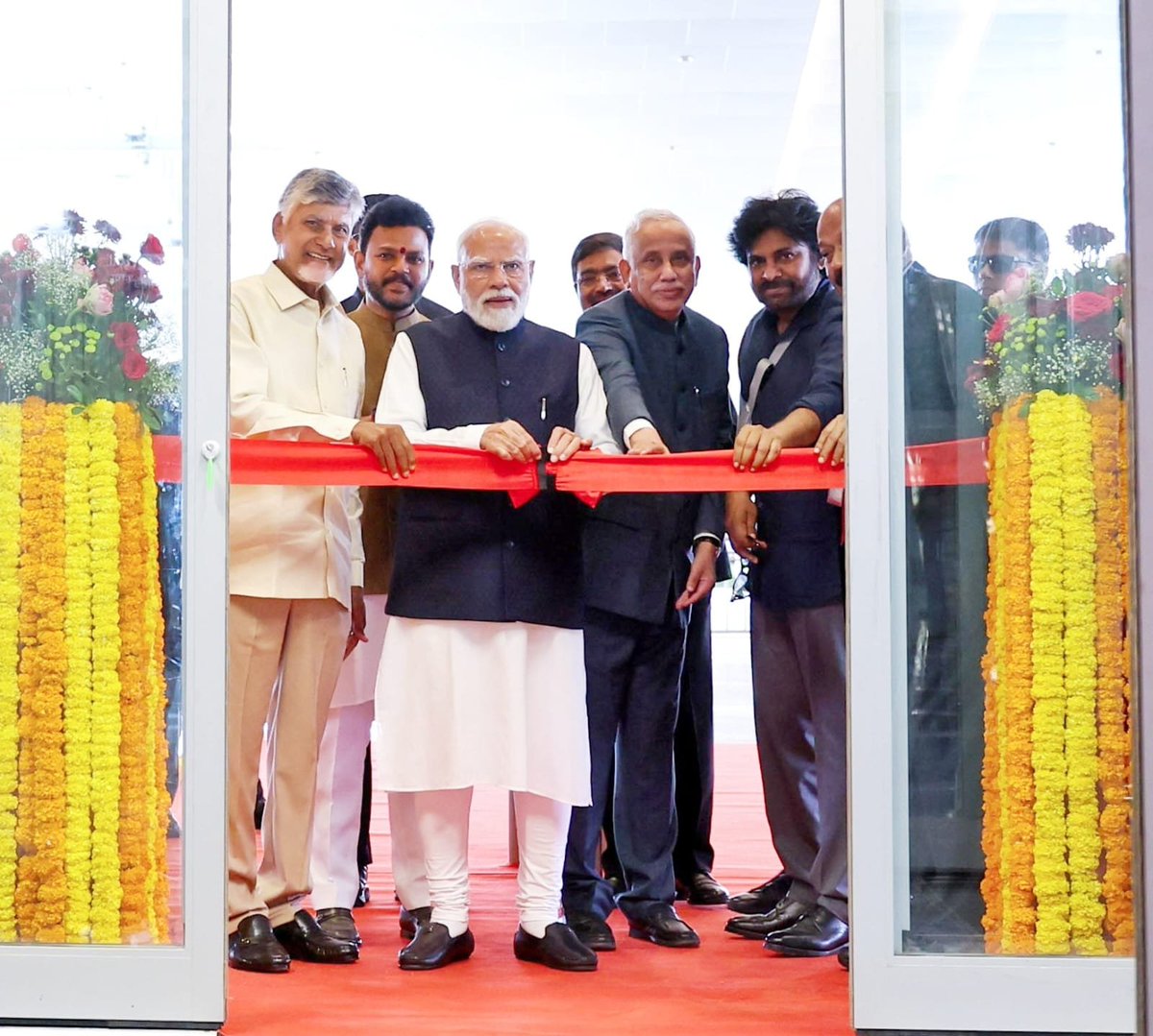 JanaSenaParty's tweet photo. భోగాపురం అల్లూరి సీతారామరాజు అంతర్జాతీయ విమానాశ్రయం ప్రారంభించిన గౌరవ ప్రధానమంత్రి శ్రీ @narendramodi గారు. ఈ ప్రారంభోత్సవ కార్యక్రమంలో పాల్గొన్న గౌరవ గవర్నర్ శ్రీ అబ్దుల్ నజీర్ గారు, గౌరవ ముఖ్యమంత్రి శ్రీ @ncbn గారు, గౌరవ ఉప ముఖ్యమంత్రి శ్రీ @PawanKalyan గారు.

#BhogapuramAirport
#ModiHonoursAlluri
#AlluriSitaramaRajuAirport