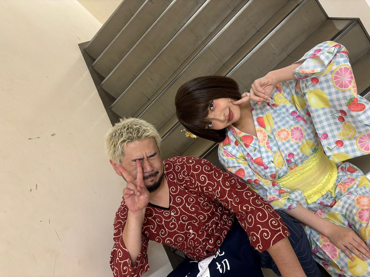 mahirucoda's tweet photo. #チェンステ
マチネありがとうございました。
今日はこの後も1公演あります！お待ちしております。

疲れて全然ついてこれないパパ〜〜〜〜〜〜🍧
と、屋台のおにいさん〜〜〜🎪

お祭りワイワイやってます！ https://t.co/PNnwFfOb1y