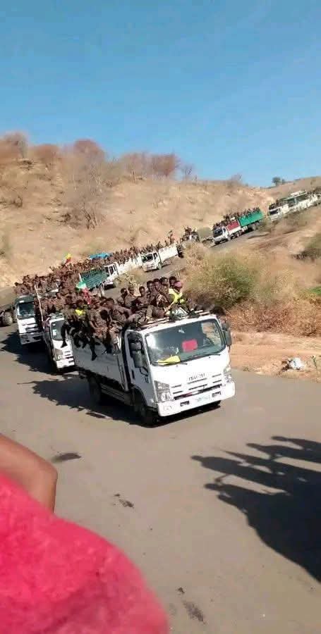 AsayeDerbie's tweet photo. ይህ የብልጽግና ጦር በትናንትናው እለት ወደ ትግራይ ለመተኮስ በወልቃይት በኩል ሲጓጓዝ ድፍን የጎንደር ሰው ተመልክቷል። ስለዚህ ትግራዮች ጦርነቱን ጀመሩ የሚለው ቀደዳ አይሰራም። https://t.co/IllkjBYbbO