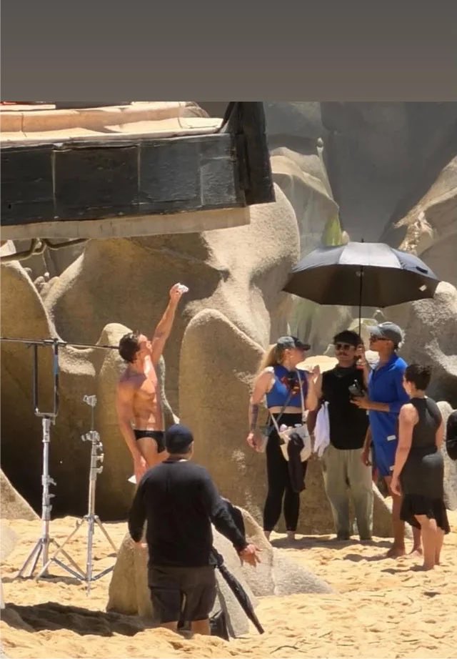 hritaliansource's tweet photo. Ci ricordiamo tutti il servizio fotografico che Connor ha fatto in Messico qualche mesetto fa.

Su tiktok gira un piccolo spoiler della campagna pubblicitaria del nuovo profumo di Armani. 

Connor Storrie x Armani ? 

Che ne pensate?

#connorstorrie #armani https://t.co/tOnLso37MU
