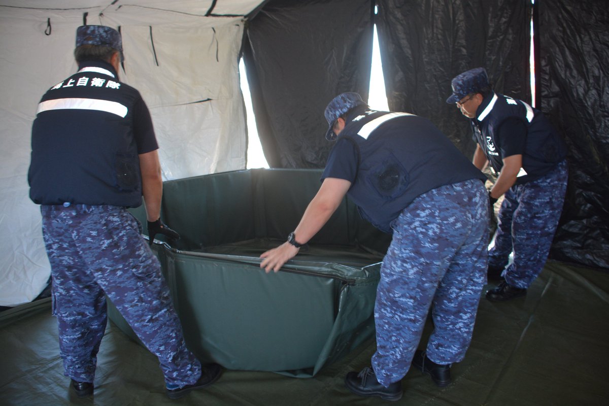 jmsdf_srh's tweet photo. 【#佐世保地方隊 #災害派遣 活動】  
　八代港で佐世保入浴支援隊、「ぶんご」が「西海の湯」を開設し入浴支援を開始しました。本日は１８時から２１時までです。バスで輸送しますので「桜十字ホールやつしろ」にお集まりください（自家用車は進入禁止です）。 
#被災者のために #海上自衛隊 #入浴支援 https://t.co/KhHJgxlSj1