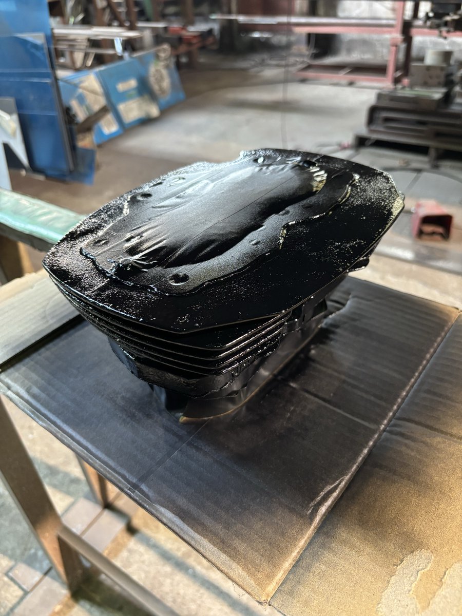 pogemuta00's tweet photo. 怒涛の７月が終り手出し出来てなかったＷ１の作業を少しずつ再開。
ボーリングしてシフトアップのピストン組む予定でしたがホーニングで返ってきたので純正ピストンで再組立。
廃盤のピストンリング新品を譲って頂いたけどかなり高額でした（泣）
せっかくバラしたならやれる事はやっておこう。
#w1sa https://t.co/mhk8qw38XH