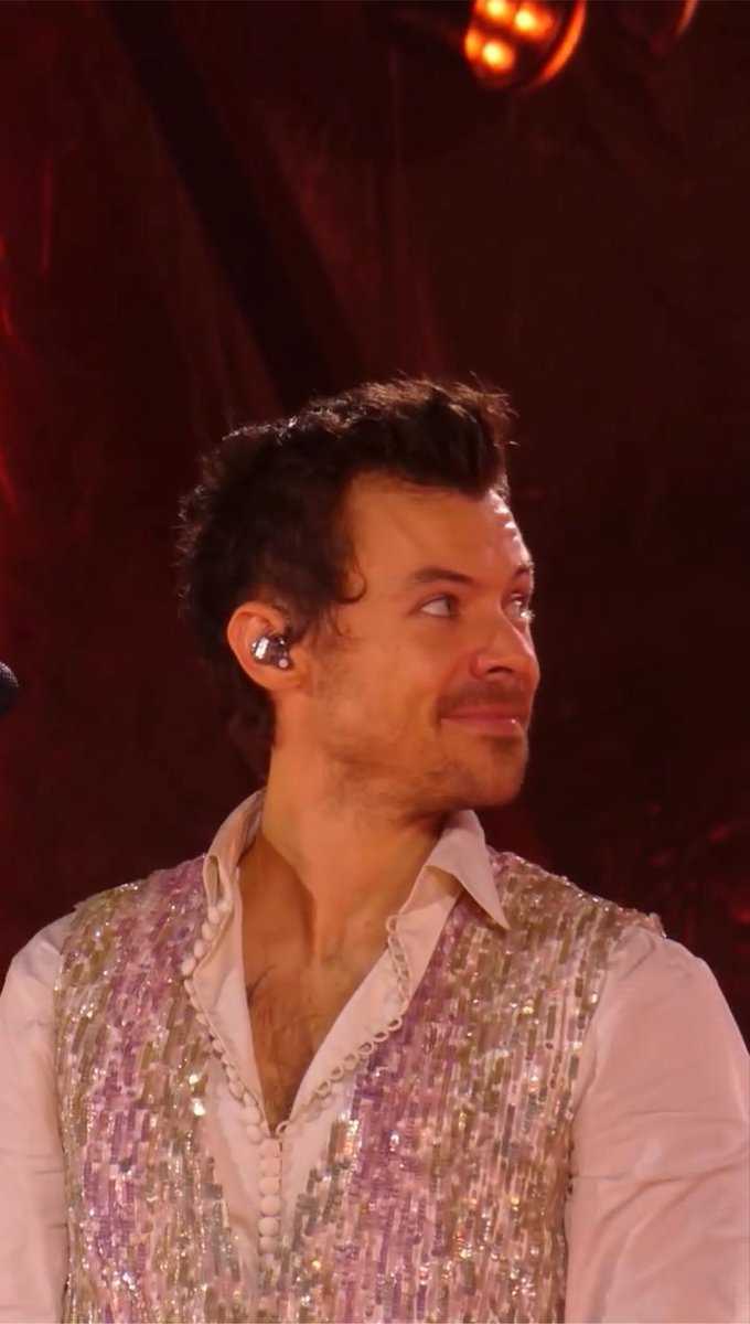 Ls28_Zp25's tweet photo. Baby, you’re the love of my life🩷Harry looks extremely beautiful in this video😍

The deep breaths in the beginning🥺Also, look at his eyes towards the end😭He looked super emotional and vulnerable😭Baby🥺

This video of loml is so much clearer than my eyesight😭Whoever took this, thank you so much🥺

#TogetherTogetherMexicoCityN1