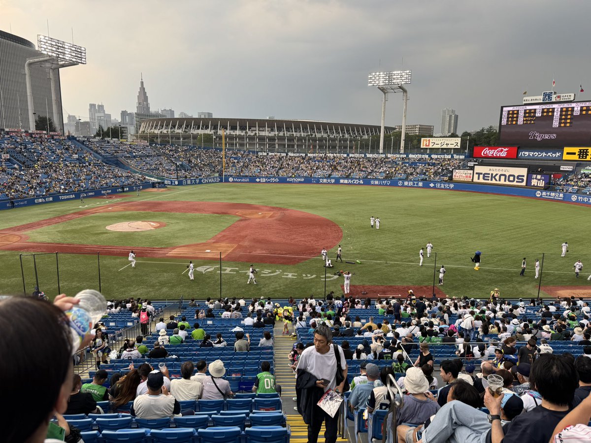 yokkkora's tweet photo. 昨日、ヤクルト対阪神の試合を観に神宮球場へ連れて行ってもらいました！

両者粘ったから試合が長くて、神宮暑くて、さらに「これを着て」ってユニを着せられてるから更に暑くて(笑)🫠💦
暑さに体力奪われたし負けちゃったけど、楽しんで来ました。

夏休み恒例の花火も見れました👀(最後切れてます) https://t.co/vfL26roHCZ