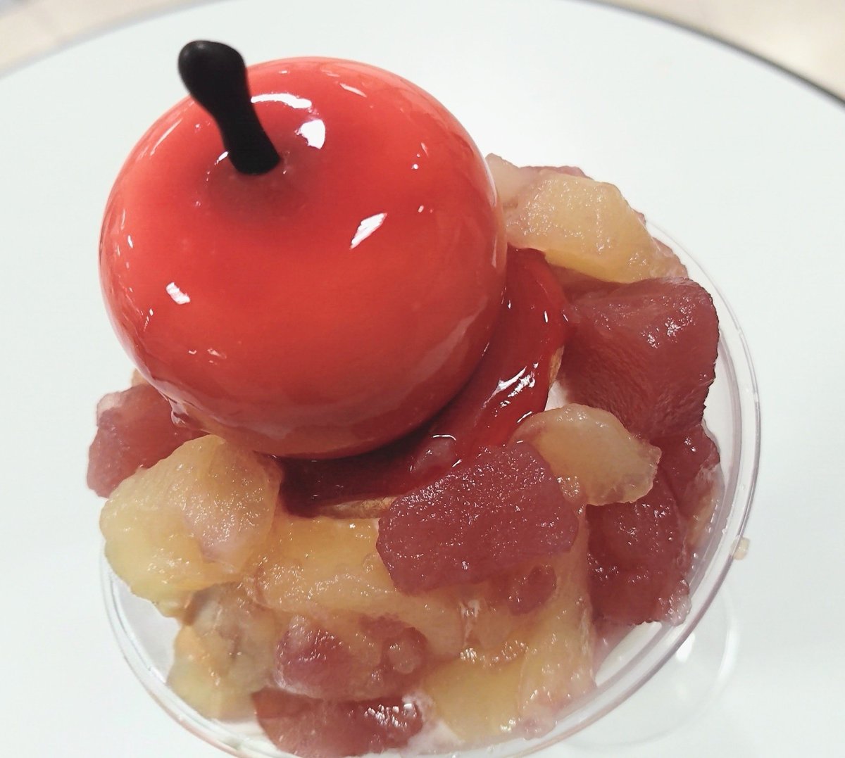Thunderbolt1192's tweet photo. 今日のデザート(パート4️⃣)😊
#NANAIROFACTORY の七飯リンゴのご褒美パフェ🍎
上に乗っているりんごムースとりんごコンポートが美味しかったです👍️
#丸井今井
#北海道アイスクリームフェスタ https://t.co/b8thOjsmS0