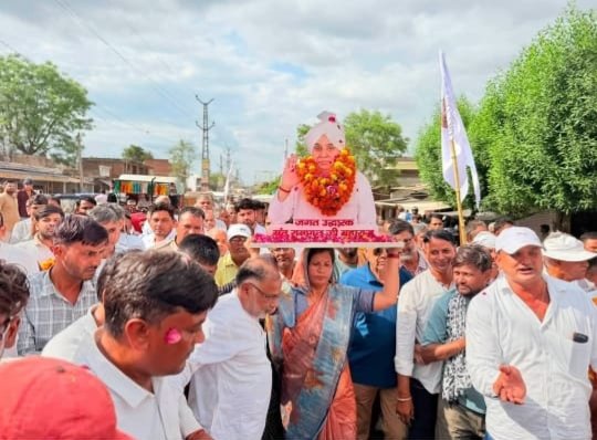 Dastaanbharat's tweet photo. #कांग्रेस विधायक 

बाबा रामपाल के कार्यों। की व्याख्या करते हुए
#बाबा https://t.co/00MxZXY98h