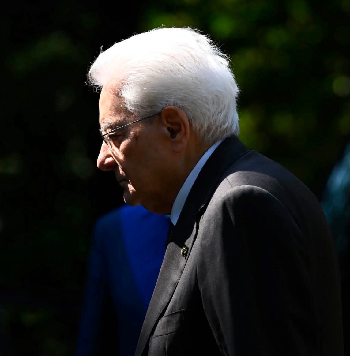 itsmeback_'s tweet photo. E’ BELLO QUANDO CON
PAROLONI E FRASI TRITE E
RITRITE CHE NON
SIGNIFICANO NULLA, SI
CERCA DI SPIEGARE LA
FAVOLETTA  AGLI ITALIANI.

Di Giordano Bruno:

Chiarissimo Presidente Mattarella, faccio una sintesi del suo grande discorso di cui magari ha il plauso della sinistra, ma di cui non si capisce nulla. Sarò io di tardo comprendonio.
Cito l’articolo di stampa
“Il presidente della Repubblica Sergio Mattarella interviene sul tema delle migrazioni citando le parole di Papa Leone XIV e invitando ad abbandonare la logica dell’emergenza. Durante la cerimonia del Ventaglio al Quirinale, il capo dello Stato ha sottolineato la necessità di affrontare il fenomeno migratorio con strategie strutturate e sostenibili, evitando risposte temporanee e puntando su una gestione programmata capace di governare le sfide future”.
Cosa ha detto? Nulla.
Quale logica è in queste parole? Nessuna.
Cosa significa “strategie strutturate e sostenibili”?
Cosa vuol dire “evitando risposte temporanee” e poi “puntando su una gestione programmata”?
Glielo dice lei alle ONG di programmare? E agli scafisti di attuare strategie sostenibili (cioè non devono abbandonare i barconi sulle spiagge?)?
E quando arrivano in Italia e delinquono e stuprano o non si integrano o non accettano le leggi italiane se non la Sharia, e quando terrorizzano vie e quartieri suggerisce di “abbandonare la logica dell’emergenza”?
Ma sta difendendo gli Italiani?
E al Quirinale quante risorse ha portato? (e il Papa citato da Lei, quante in Vaticano?)
Come sempre grazie Signor Presidente. Puntuale al cuore degli Italiani.