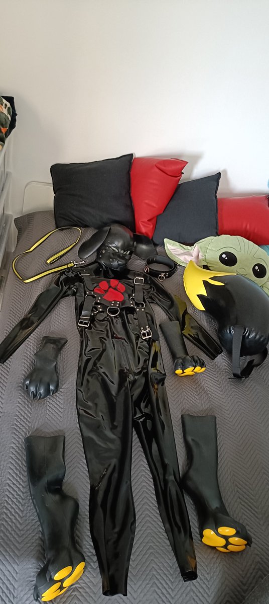JakubLatex's tweet photo. So today is a day. Finally will be able to put the 1st version of the suit before upgrade 🫣. Paws and mask feom @furrjoi01 and tail from @pumpld . #latex #rubber #petplay #latexpup #latexboy #inflatablelatex #ラテックス #ペットプレイ #ラバーパピー https://t.co/JUUg8bEUYM