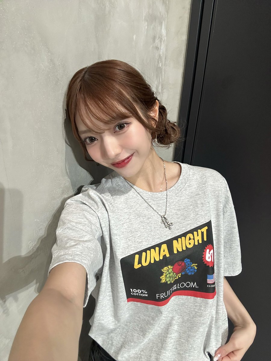 luna67_official's tweet photo. Fruit of the Loomさんとの
コラボアイテムの受注販売がスタートしました❕🍎

デザインですが実は...
私がずっと可愛い〜と思っていた
HEAVY WEIGHTのパッケージデザインに "67" だったり私の要素を入れました🗯✨️

このタイミングしか手に入らないので、ぜひgetしてね！！！

⬇️詳細はこちら https://t.co/pOmDaT3KOY