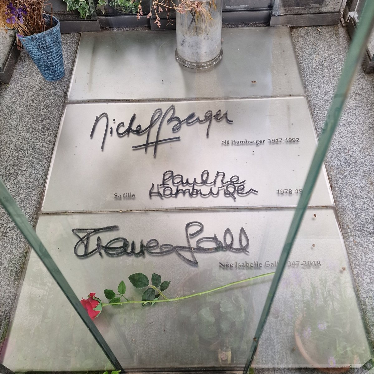 stefdesvosges's tweet photo. le 2 août 1992 décès à Ramatuelle d'une crise cardiaque de Michel Berger auteur-compositeur-interprète, directeur artistique et arrangeur musical. Il repose dans la 29e division du cimetière de Montmartre auprès de sa femme France Gall et sa fille Pauline. https://t.co/CxOy5Ab3fQ