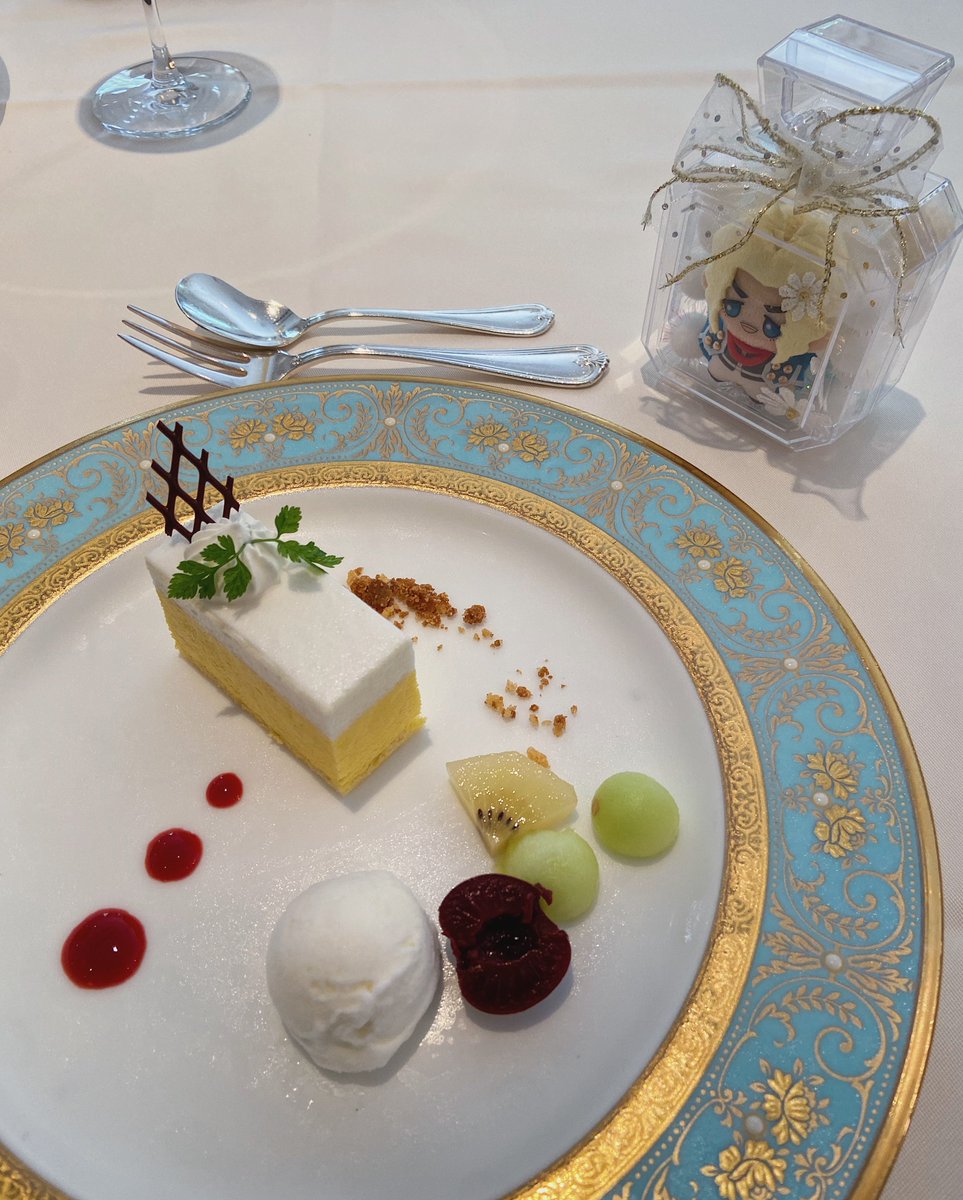 beni_viridian's tweet photo. えぬさんにノリタケのレストラン連れて行ってもらった🍽️
お兄様がキュートと褒められてニッコリ✨ https://t.co/B0NhQY12bU