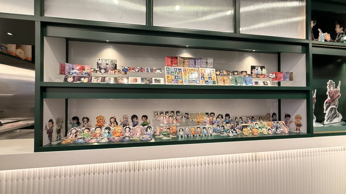 giyuuosu's tweet photo. やっと帰宅したので
池袋カフェ注意点
店内写真載せるのでこれから行く人で見たくない方はスライド&amp;リプ欄見ないでください
まずお店の前はほぼ外でめちゃくちゃ暑いし並ぶ場所によっては無風でキツいです
熱中症対策を‼️
90分制ですが全く時間足りません！
ドリンク、グッズ、くじ購入して→ https://t.co/IsVfTf22UP