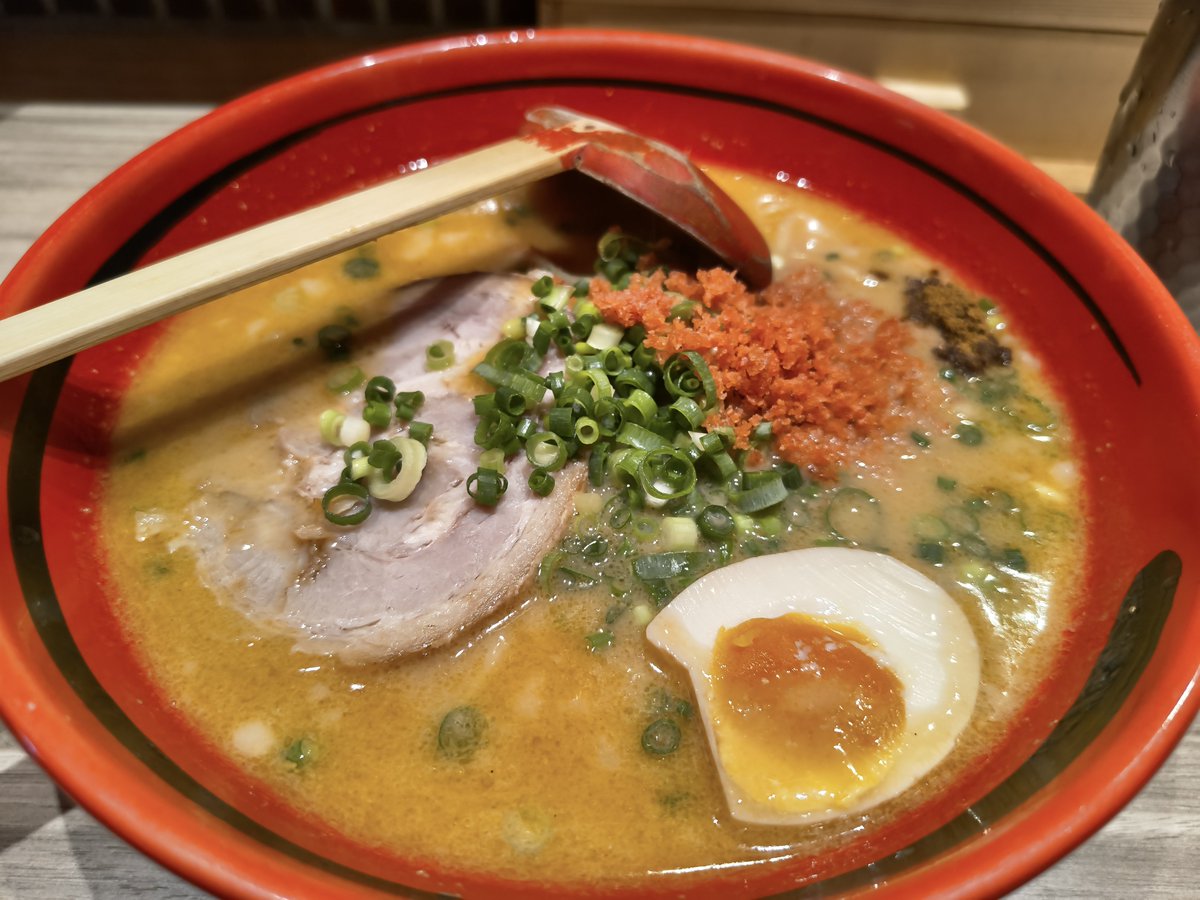soushin_penden's tweet photo. わ「めっちゃエビ濃い😳」
相「エビの主張が強い😒」
わ「旨いけどもう暫くエエわ🙄」
相「一蘭で並んでもよかってん😕」
わ「そう言えば並ぶ外人減ったな🤔」
相「日本クソ暑いから😗」
わ「南大阪のカスカップルみたいなんはおったで😂」
相「見た目だけなら変わらんで君😤」
わ「そっくり返すわ😮‍💨」 https://t.co/pArzHtDVNm