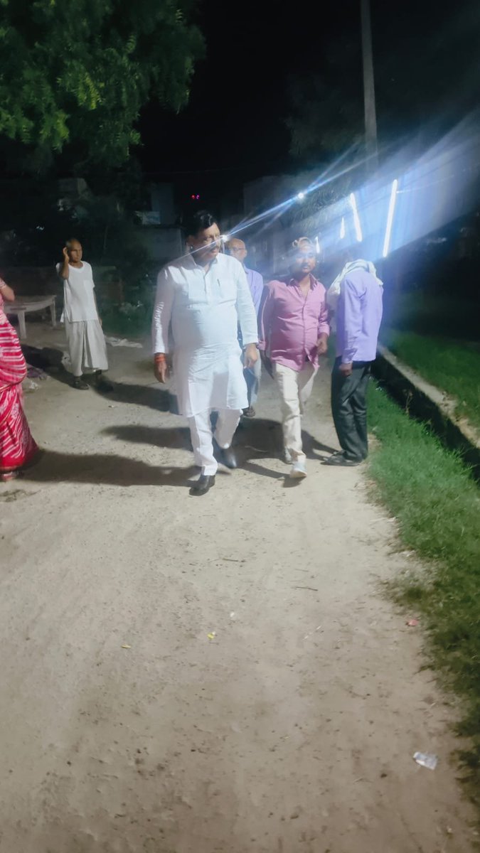 AnilKumarYada_v's tweet photo. अपने विधानसभा क्षेत्र कैसरगंज के नौगइयां में प्रिय सहयोगी श्री सत्यम गुप्ता जी के यहां आयोजित तेरहवीं संस्कार में शामिल होकर दिवंगत आत्मा को श्रद्धांजलि अर्पित की तथा शोकाकुल परिजनों से भेंट कर अपनी संवेदनाएं व्यक्त कीं।
विनम्र श्रद्धांजलि🙏

अनिल कुमार यादव
जिला उपाध्यक्ष  समाजवादी पार्टी बहराइच
@yadavakhilesh