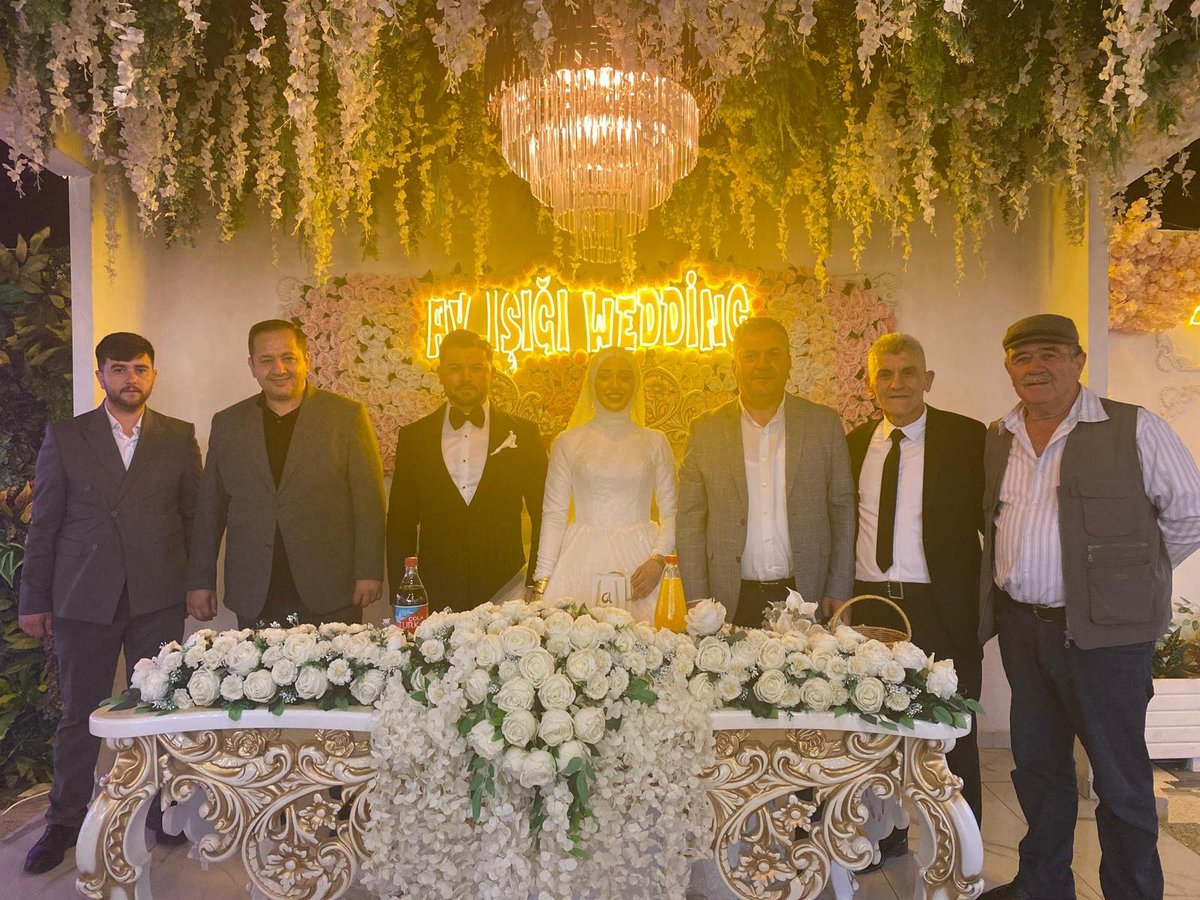 akparticubuk's tweet photo. İlçe Başkanımız Sn.@akahmetkilic Belediye Başkanımız Sn.@avbakidemirbas ve Teşkilat mensuplarımız Melike &amp; Ufuk çiftinin düğün merasimine katıldılar.🤵🏻👰🏼
 
SARIKAYA &amp; ÜNALAN ailelerini tebrik ediyor, çiftimize mutluluklar dileriz.
@hakanhanozcan @AkpartiAnkara https://t.co/NyEMq08INm
